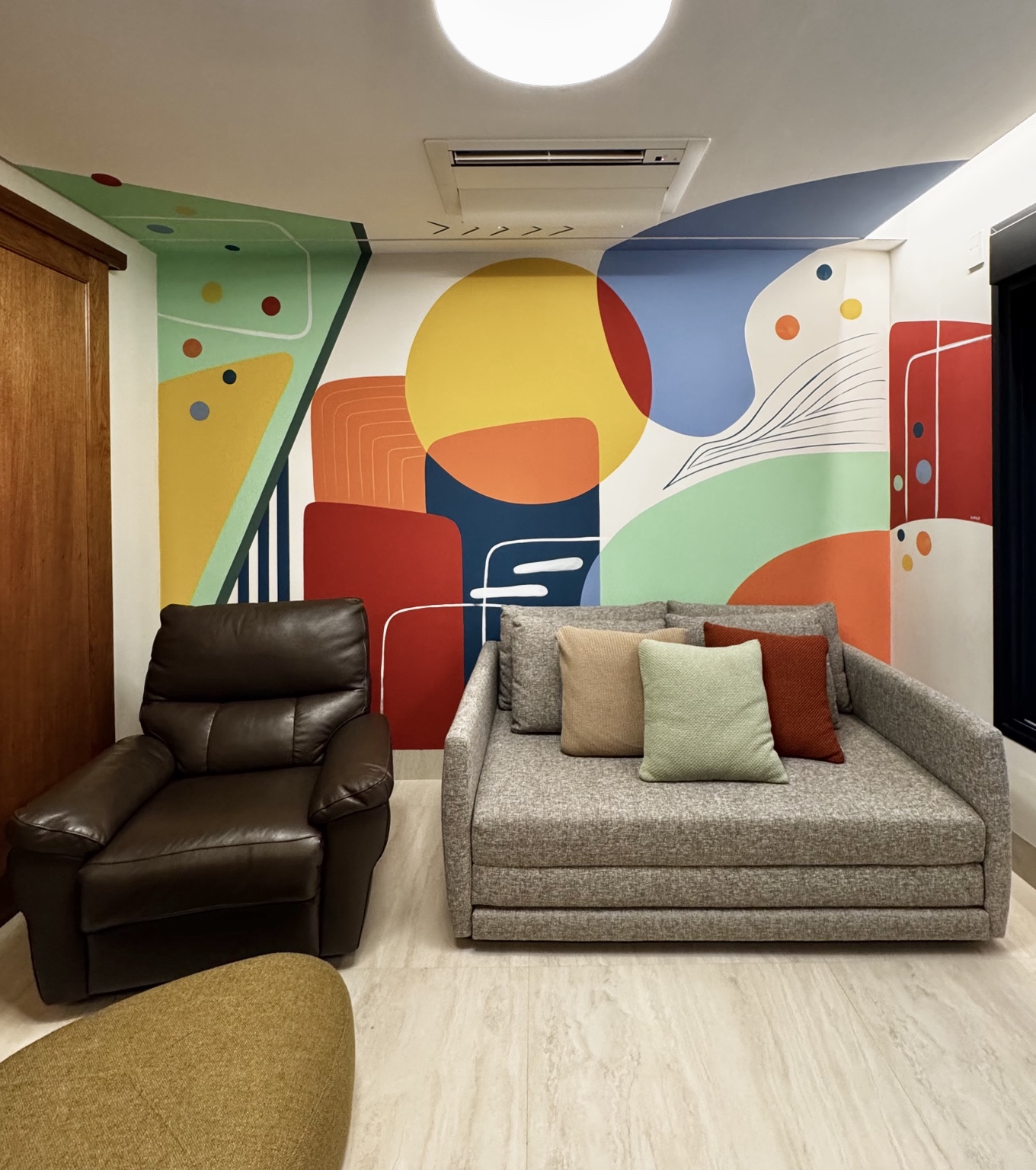 Intervenção artística colorida na parede de uma sala de estar