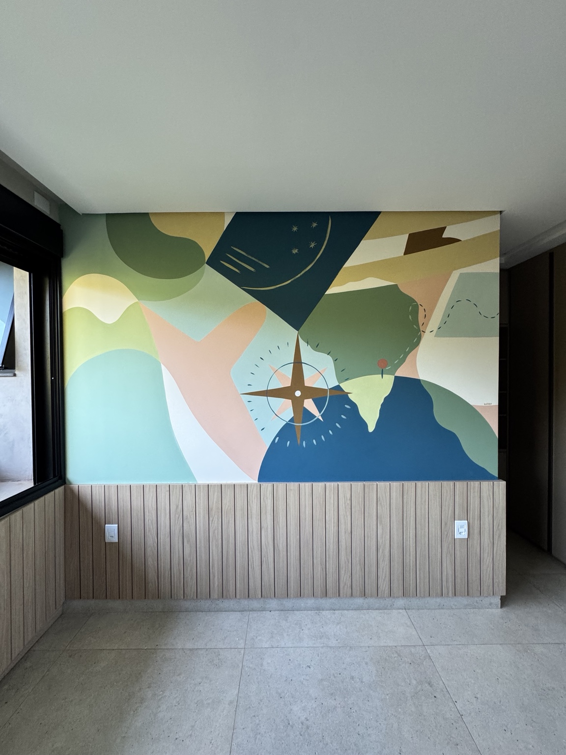 Intervenção artística em uma recepção, com formas orgânicas e cores suaves