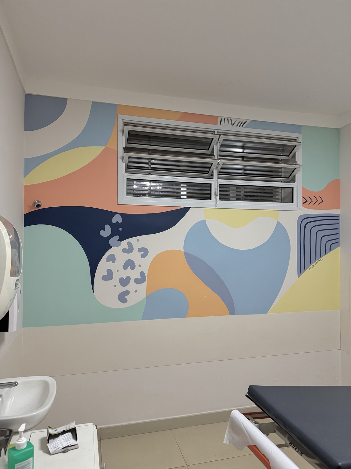 Detalhe de arte mural integrada à arquitetura de um ambiente