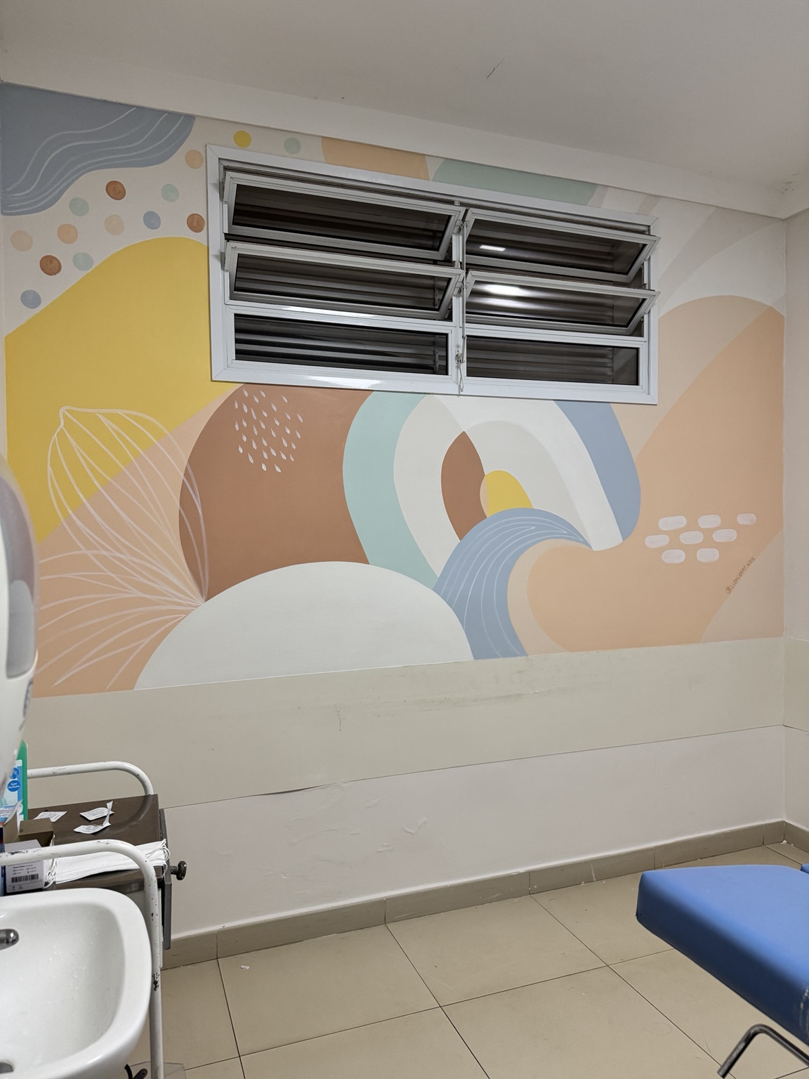 Intervenção artística com cores vivas em uma sala de estar