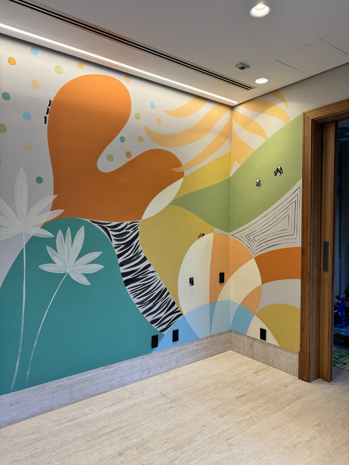 Composição mural de formas e cores em um ambiente residencial