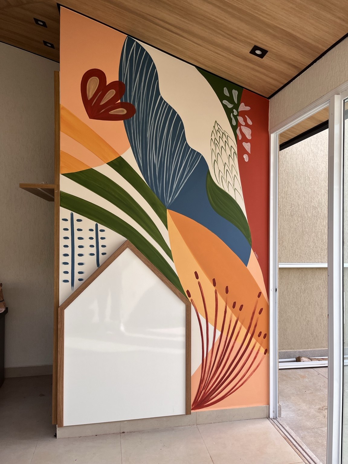 Arte mural aplicada à parede de um corredor.