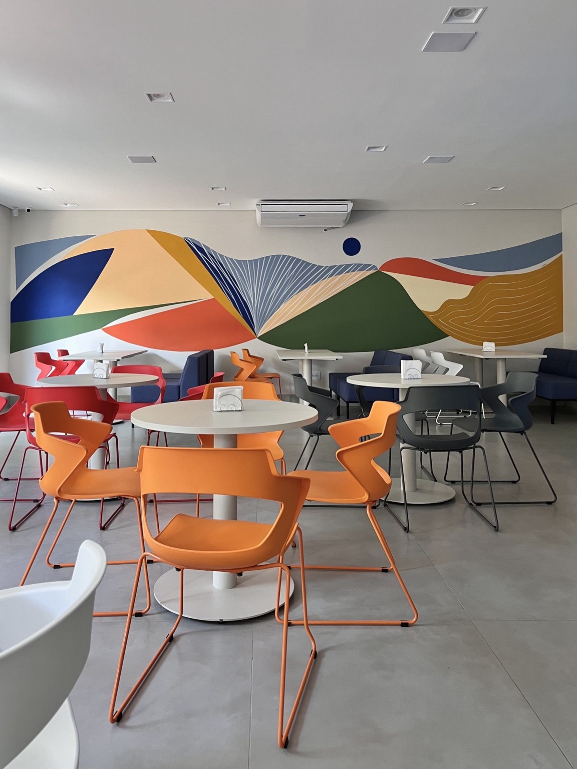 Mural abstrato em espaço de trabalho.