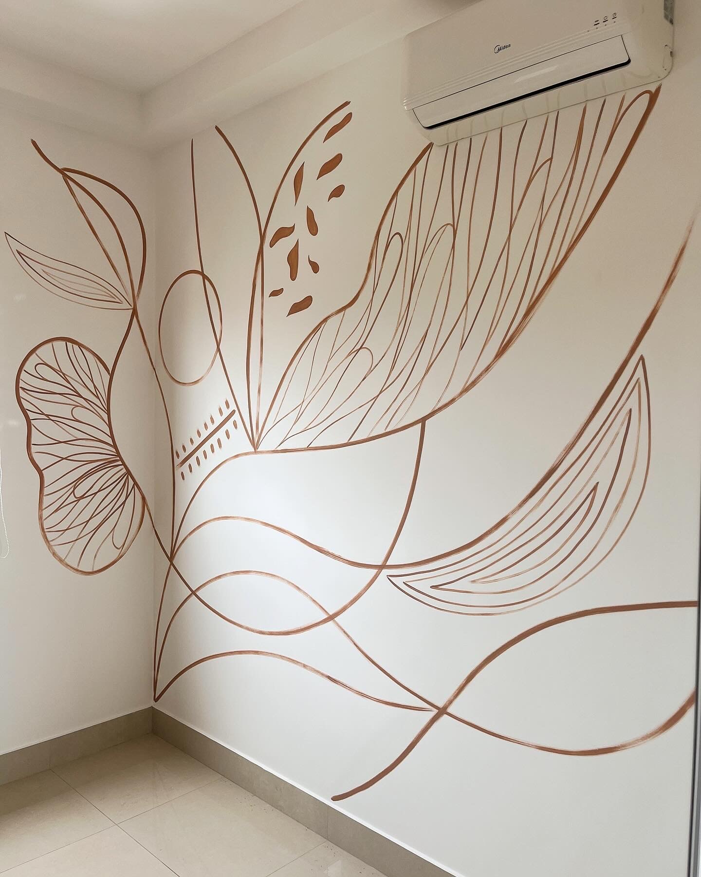 Arte mural de linhas orgânicas em uma parede residencial.