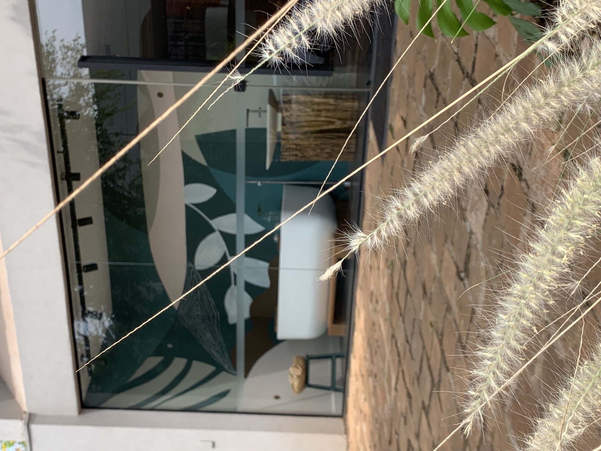 Detalhe de composição artística em espaço comercial