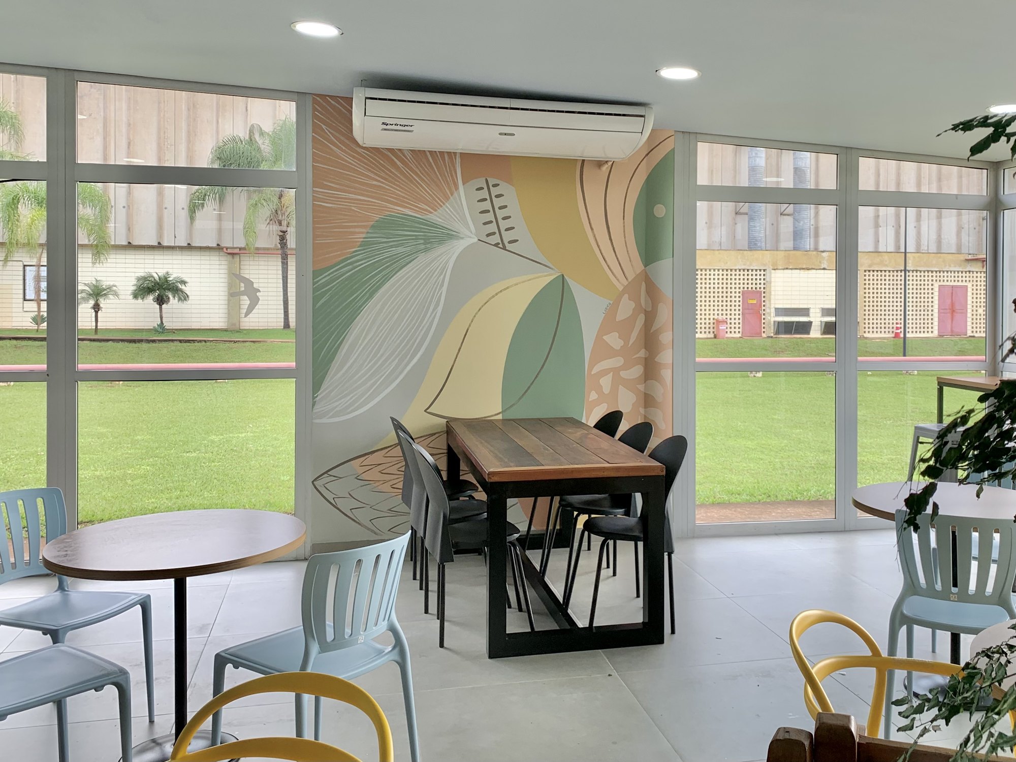 Composição artística em sala de reunião corporativa