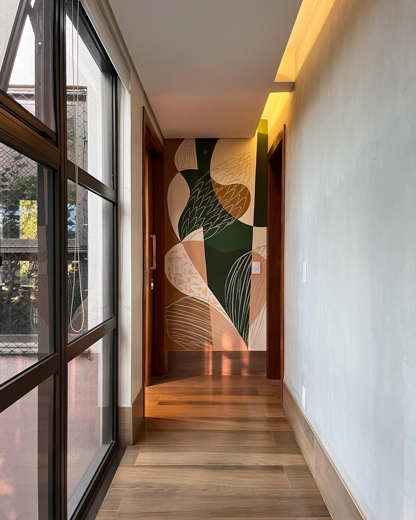 Intervenção artística em hall corporativo