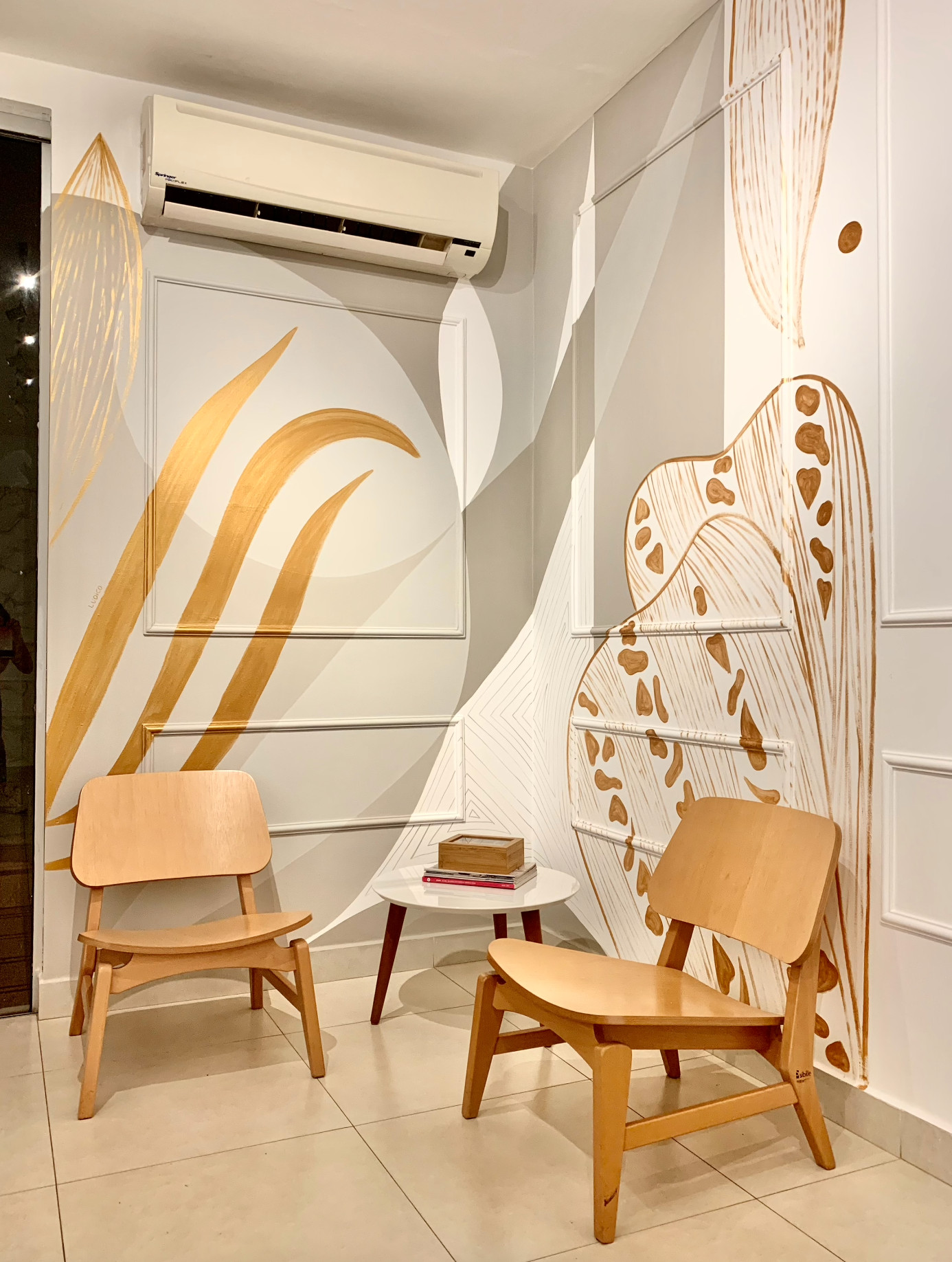 Composição artística do Studio Lúdico em ambiente interno.