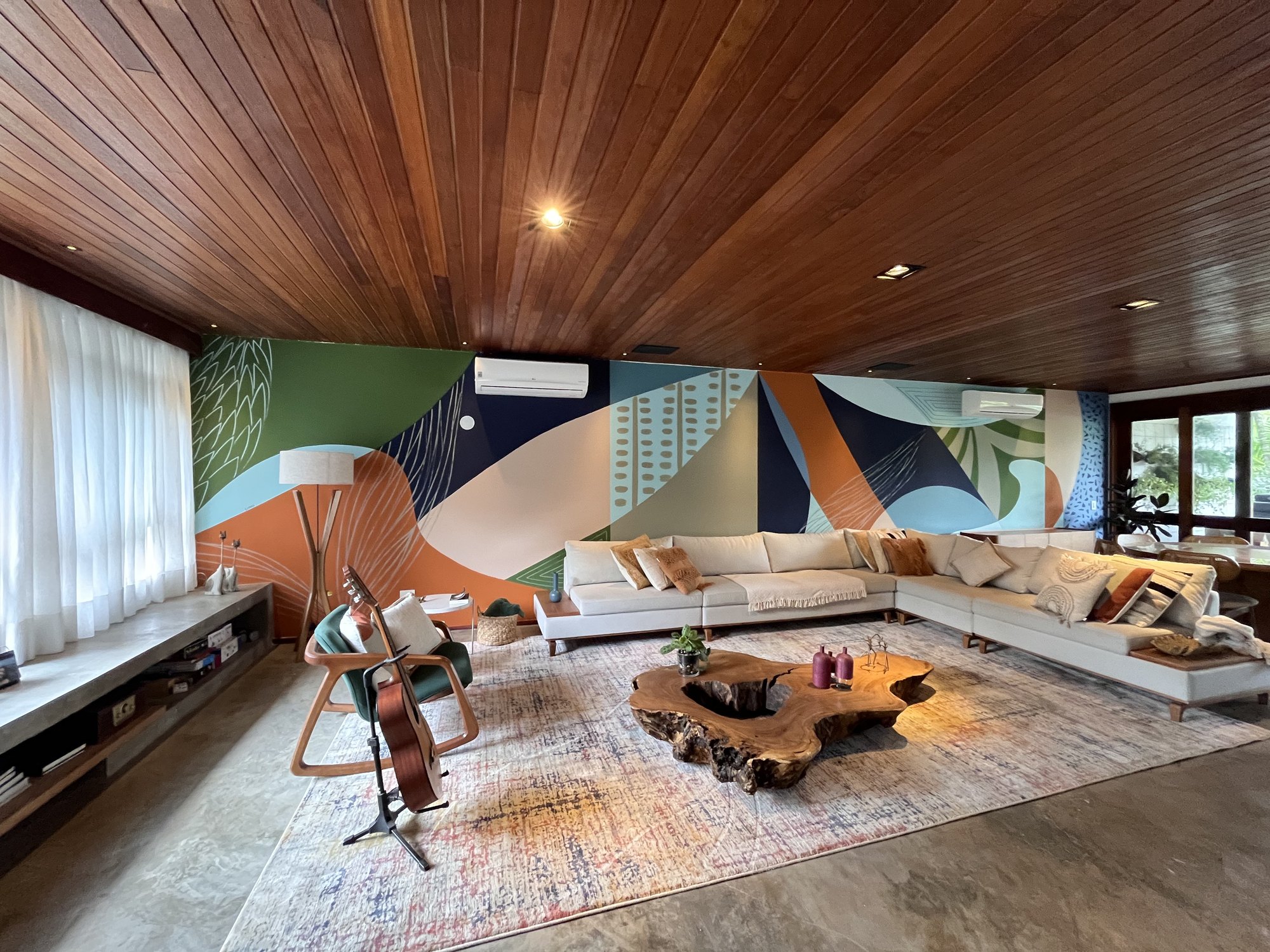 Arte mural integrada a uma sala de estar residencial