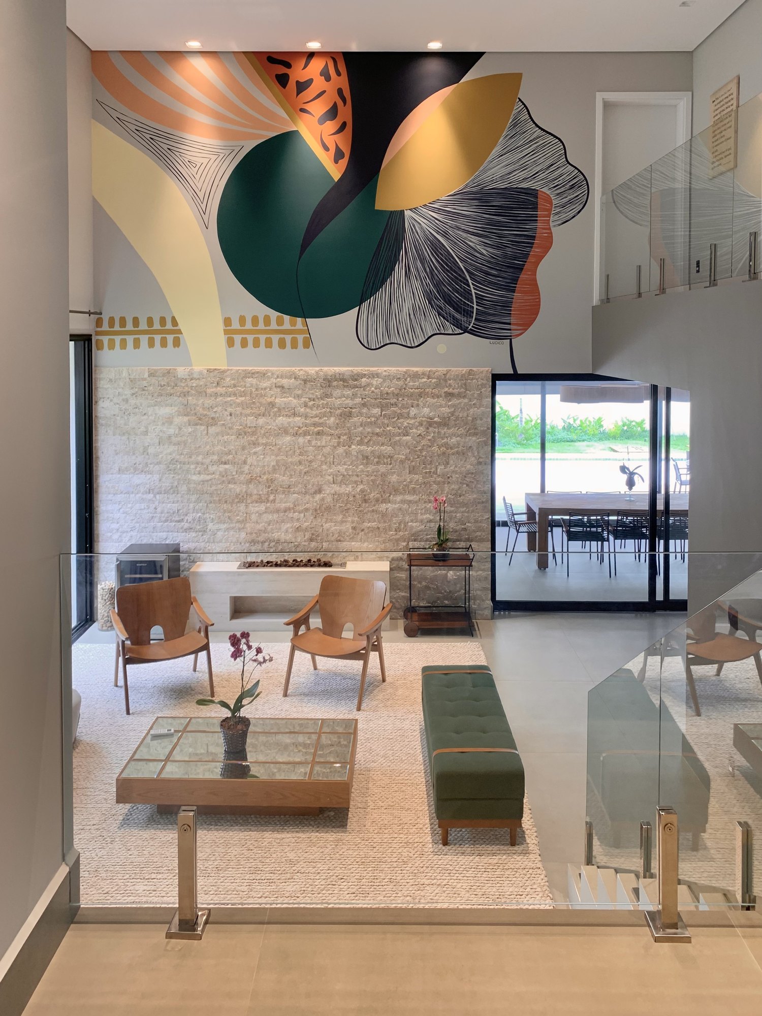 Arte aplicada à parede de uma sala residencial