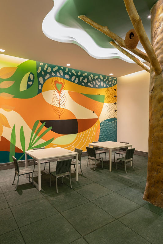 Intervenção gráfica integrada à arquitetura de um ambiente residencial